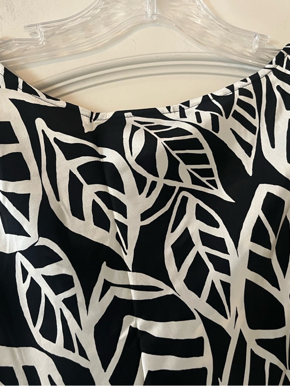 Talbots Silk BW Leaf Print Draped Neck Sleeveless Top Women’s Size 8 - Picture 4 of 14